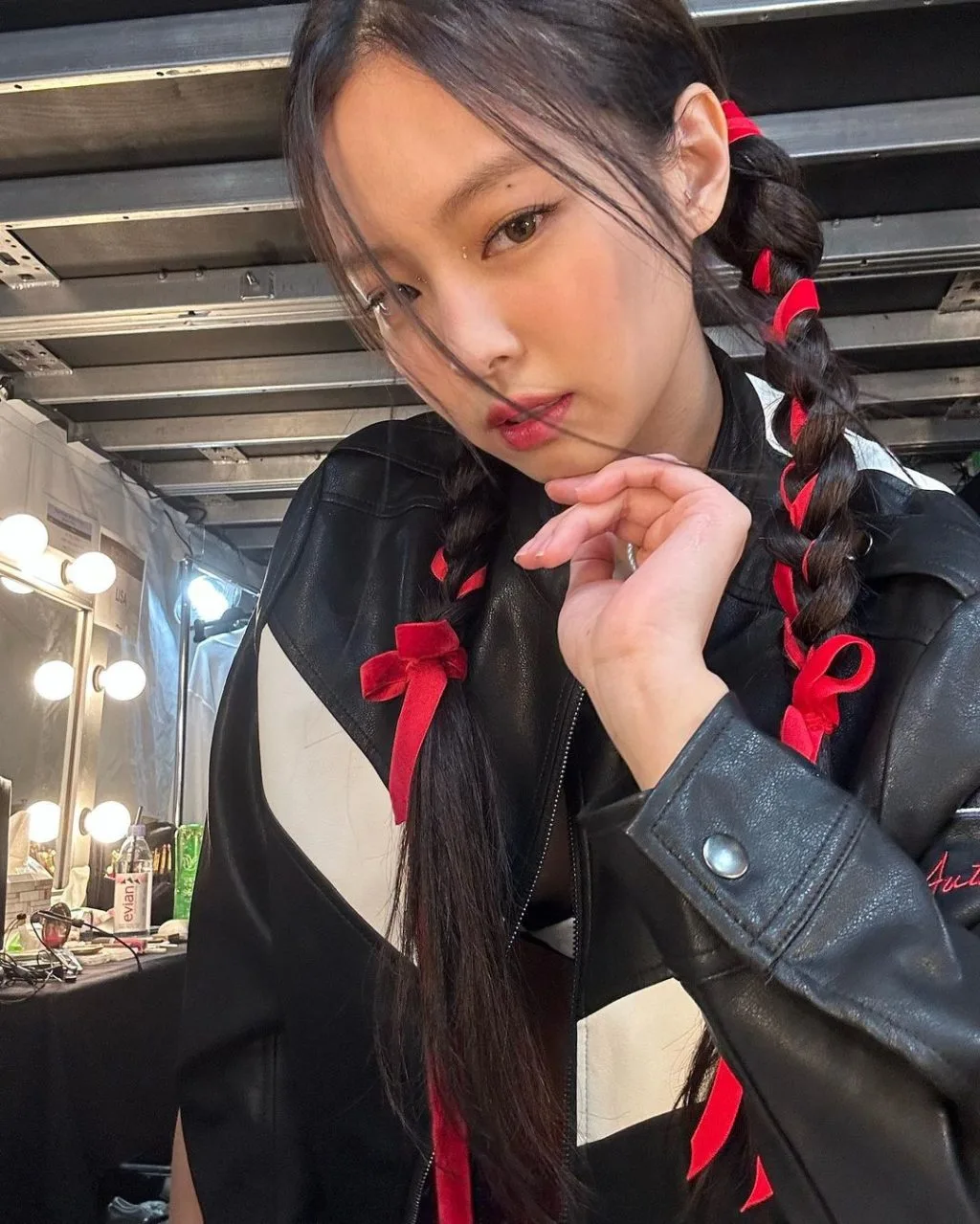 Jennie trong mái tóc tết với dây ruy băng. Jennie trong mái tóc tết với dây ruy băng.