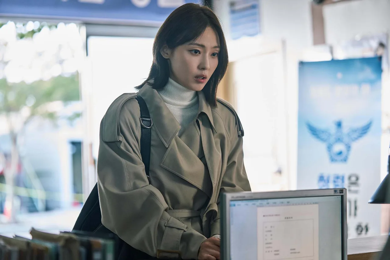 Eun Soo (Jeon So Nee), một nhân viên bán hàng mẫn cán trong as you stood by tội ác kẻ làm ngơ