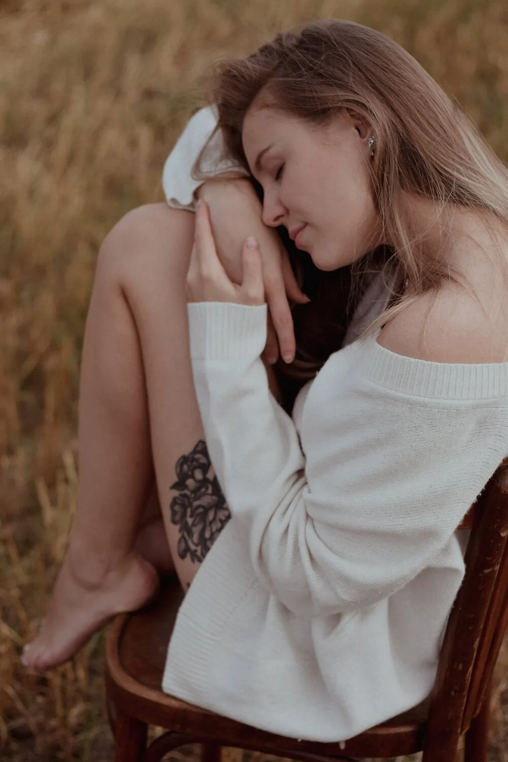 cô gái tự ôm mình sâu sắc