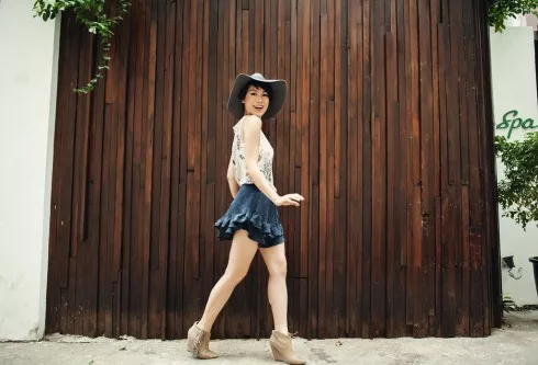 Kathy lúc trẻ trung, tinh nghịch.