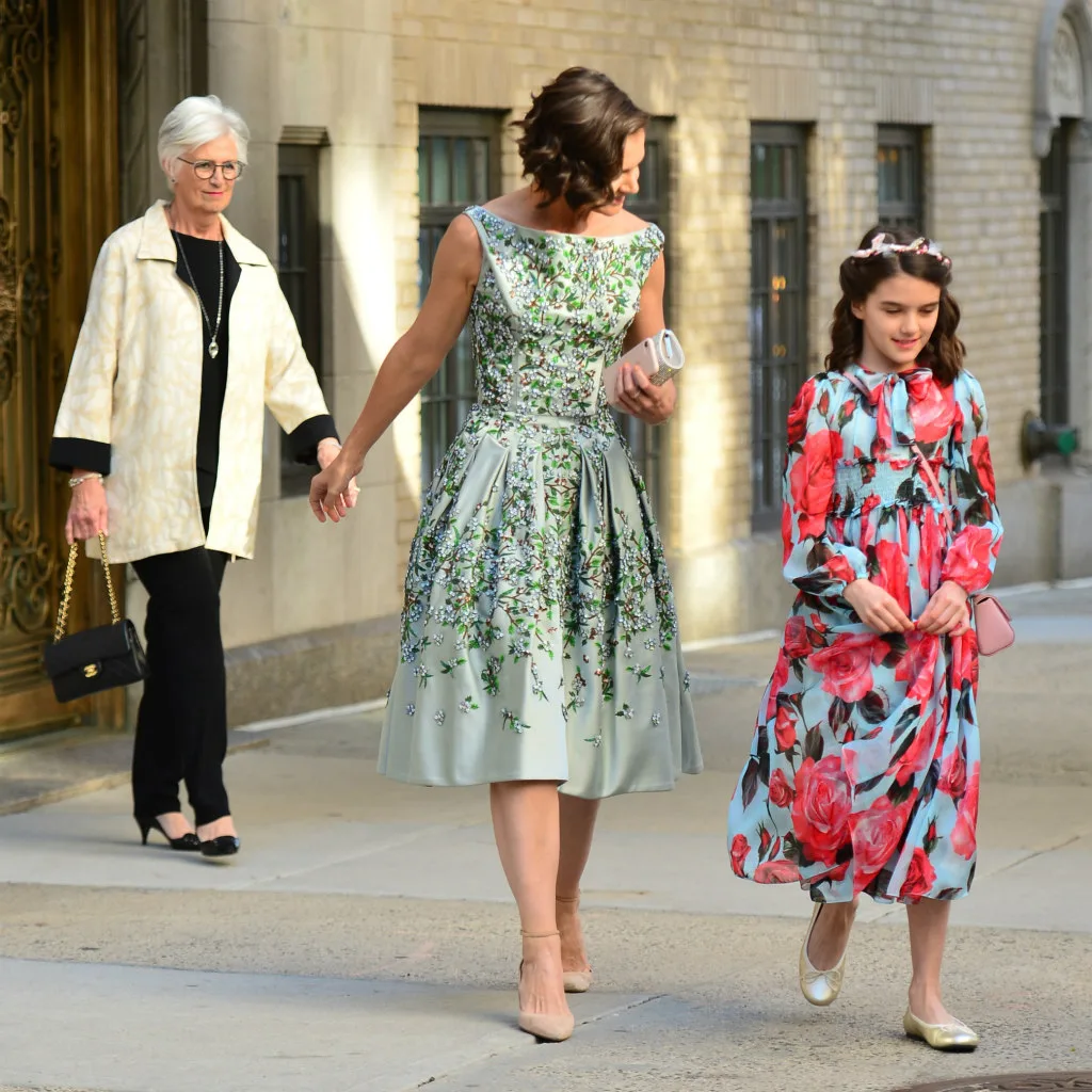 suri cruise đầm hoa màu xanh hồng