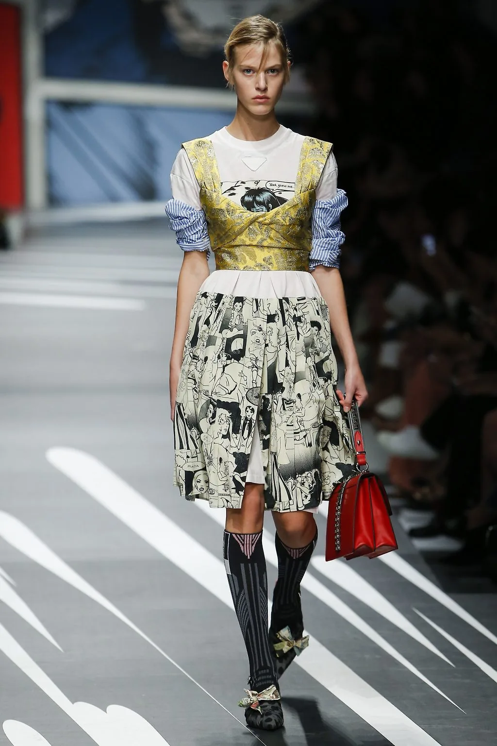 Prada Ready-to-wear Xuân 2018: Về những người phụ nữ mạnh mẽ, náo nhiệt và đầy sức quyến rũ Prada Ready-to-wear Xuân 2018: Về những người phụ nữ mạnh mẽ, náo nhiệt và đầy sức quyến rũ