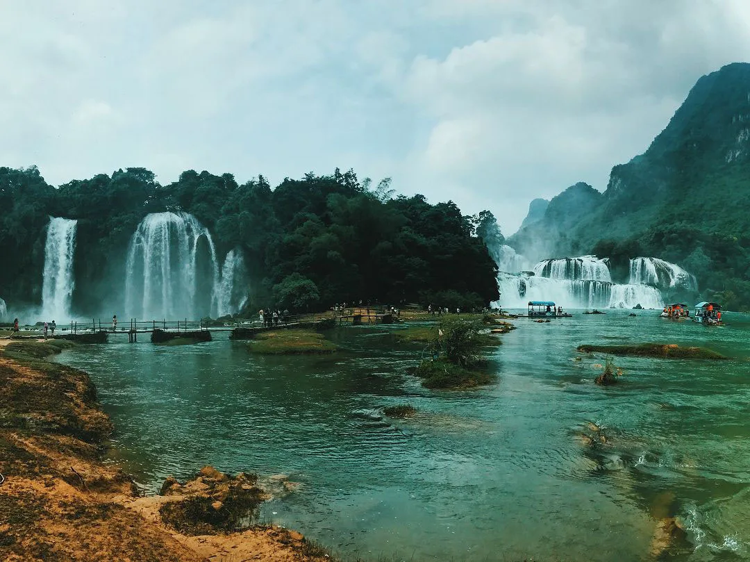 đi thuyền ngắm thác bản giốc
