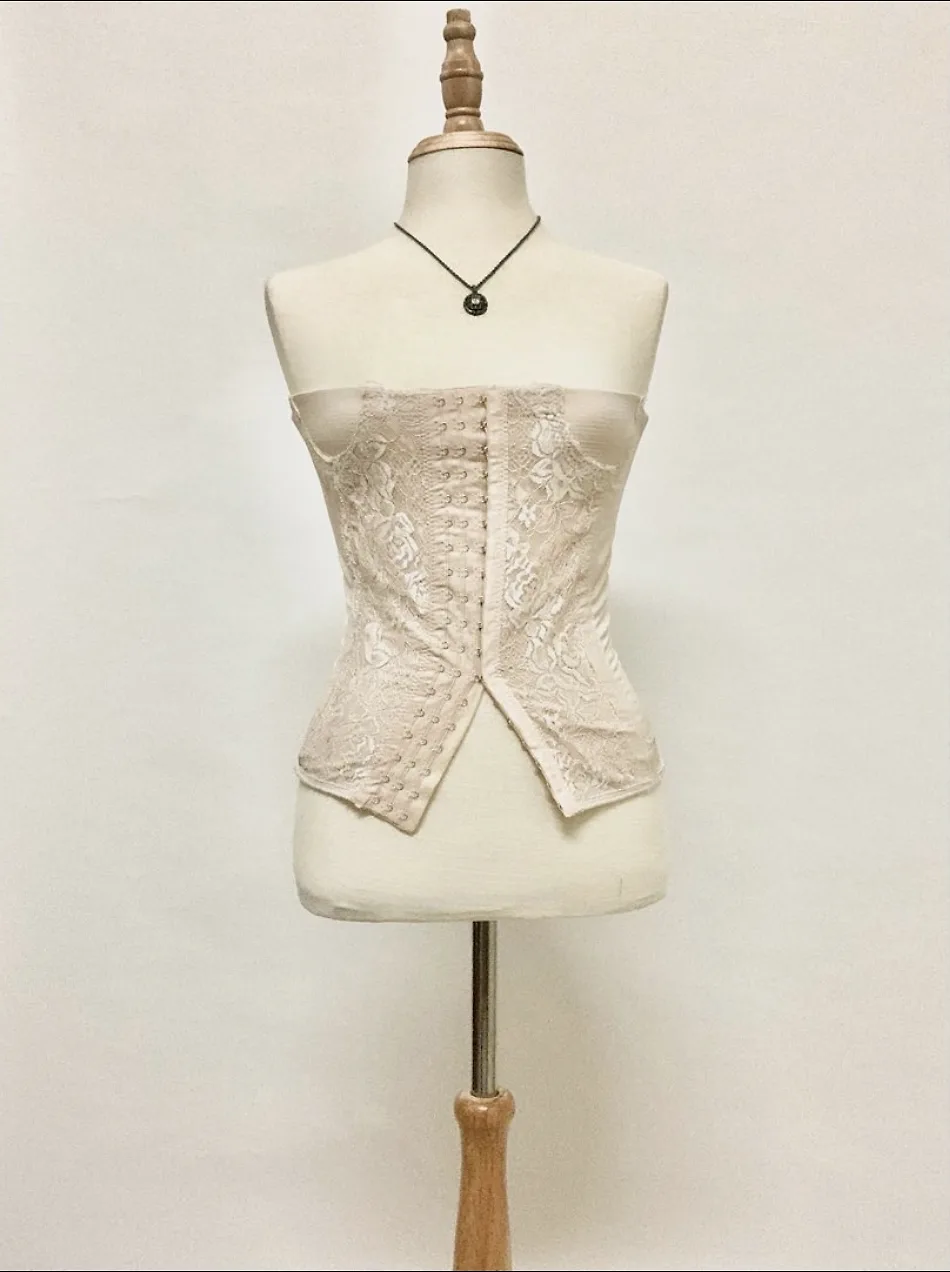 corset màu nude on mannequin