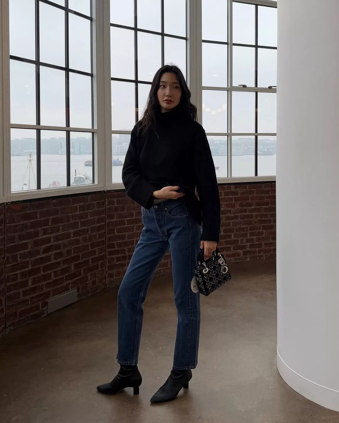 áo len và quần jeans ống đứng
