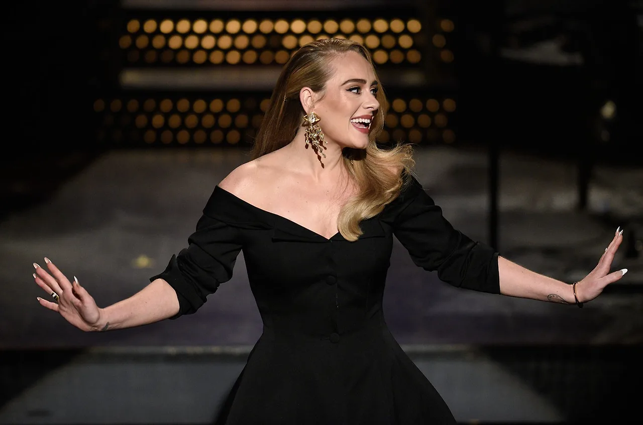 adele mặc đầm đen giao lưu khán giả