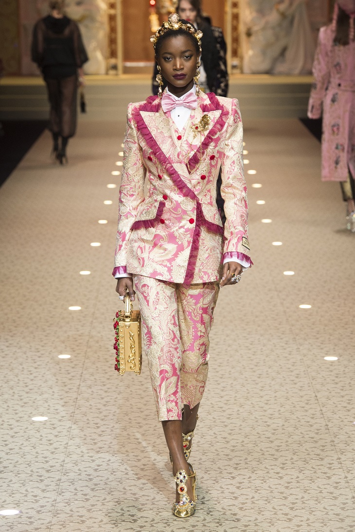 ELLE Việt Nam - Dolce & Gabbana hòa vào cuộc chơi công nghệ với bộ sưu tập Thời trang Tín ngưỡng (23) ELLE Việt Nam - Dolce & Gabbana hòa vào cuộc chơi công nghệ với bộ sưu tập Thời trang Tín ngưỡng (23)