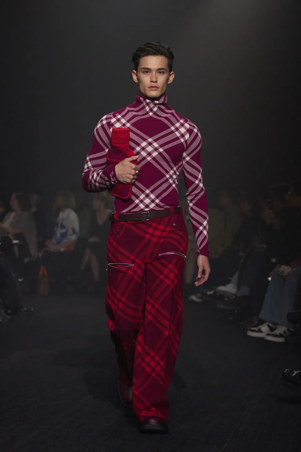 00011-burberry-fall-2023-ready-to-wear-credit-gorunway