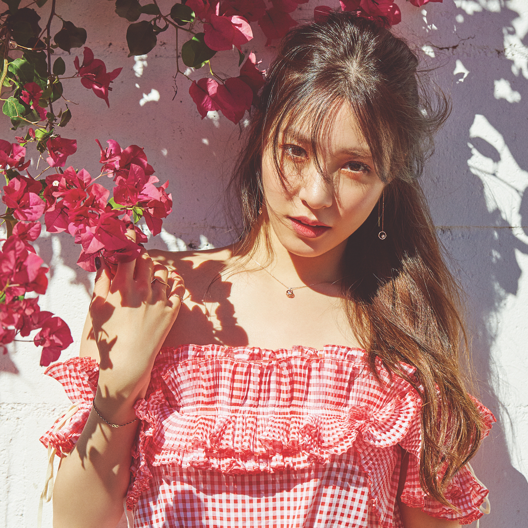 Mặc đẹp cho dáng người quả lê như Tiffany với áo trễ vai kẻ ô màu đỏ