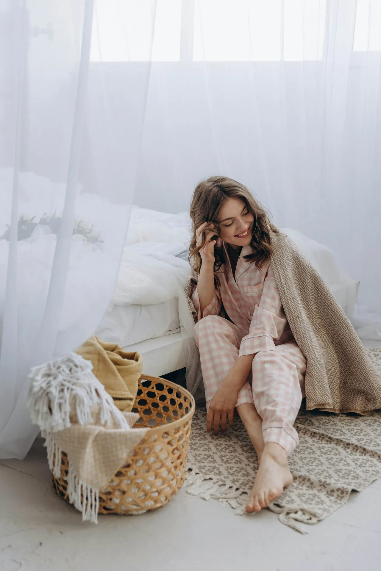 cô gái ngồi bên giường