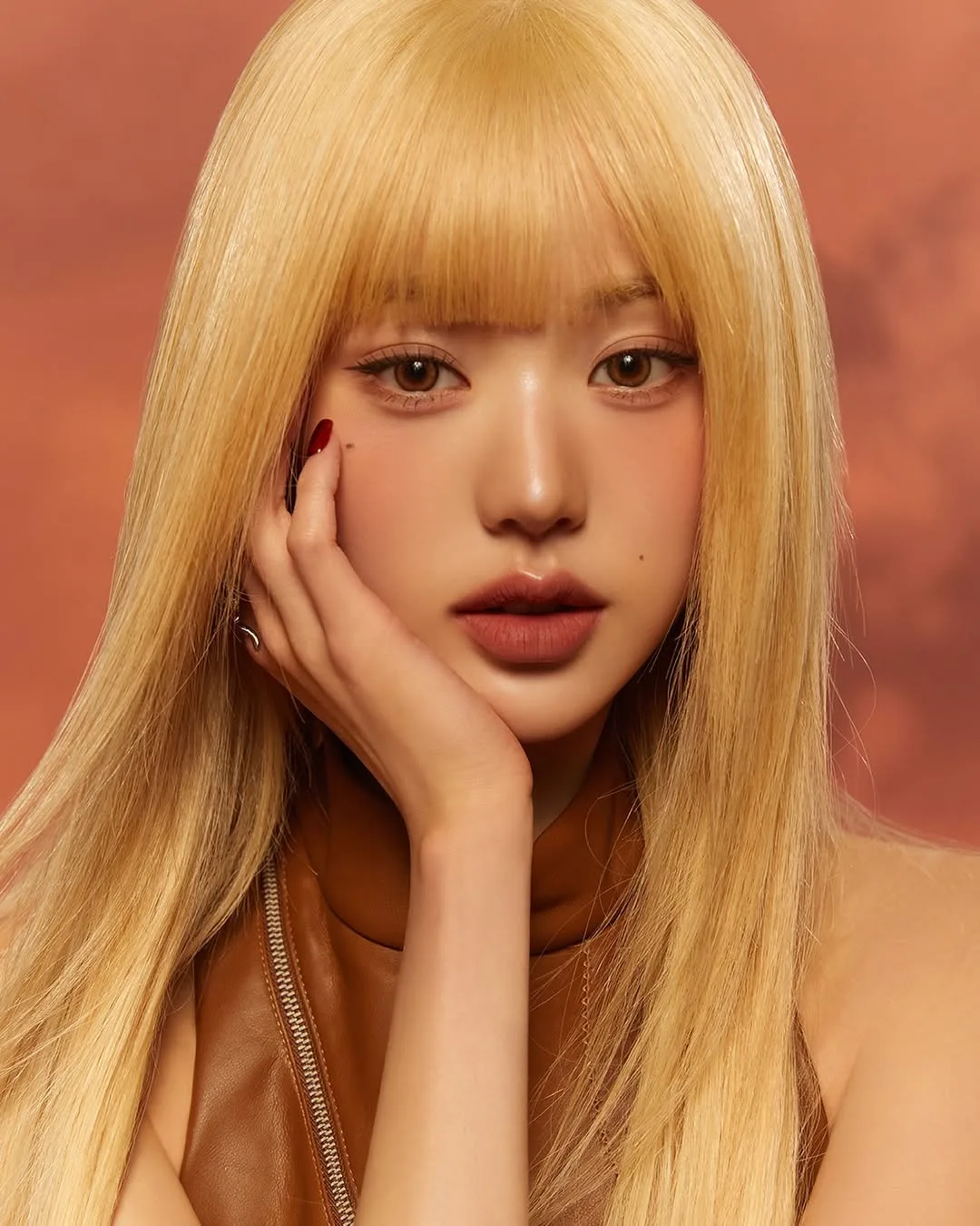 Jang Won Young duỗi tóc thẳng và nhuộm màu vàng kim
