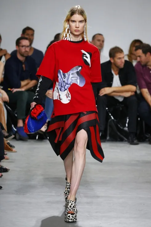 Áo t-shirt oversized phối cùng chân váy cuốn của Proenza Schouler