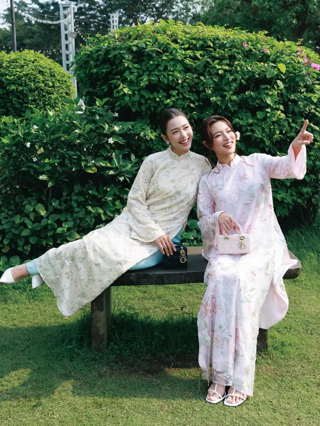 Tú Hảo và Mai Vân Trang mặc áo dài kim sa
