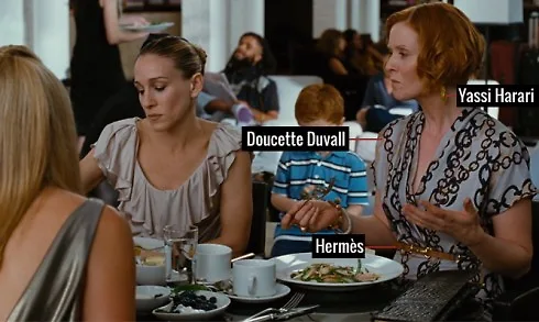 Nhẹ nhàng với áo cổ tim của Doucette Duvall, bông tai Yassi Harar và thắt lưng của Hermès