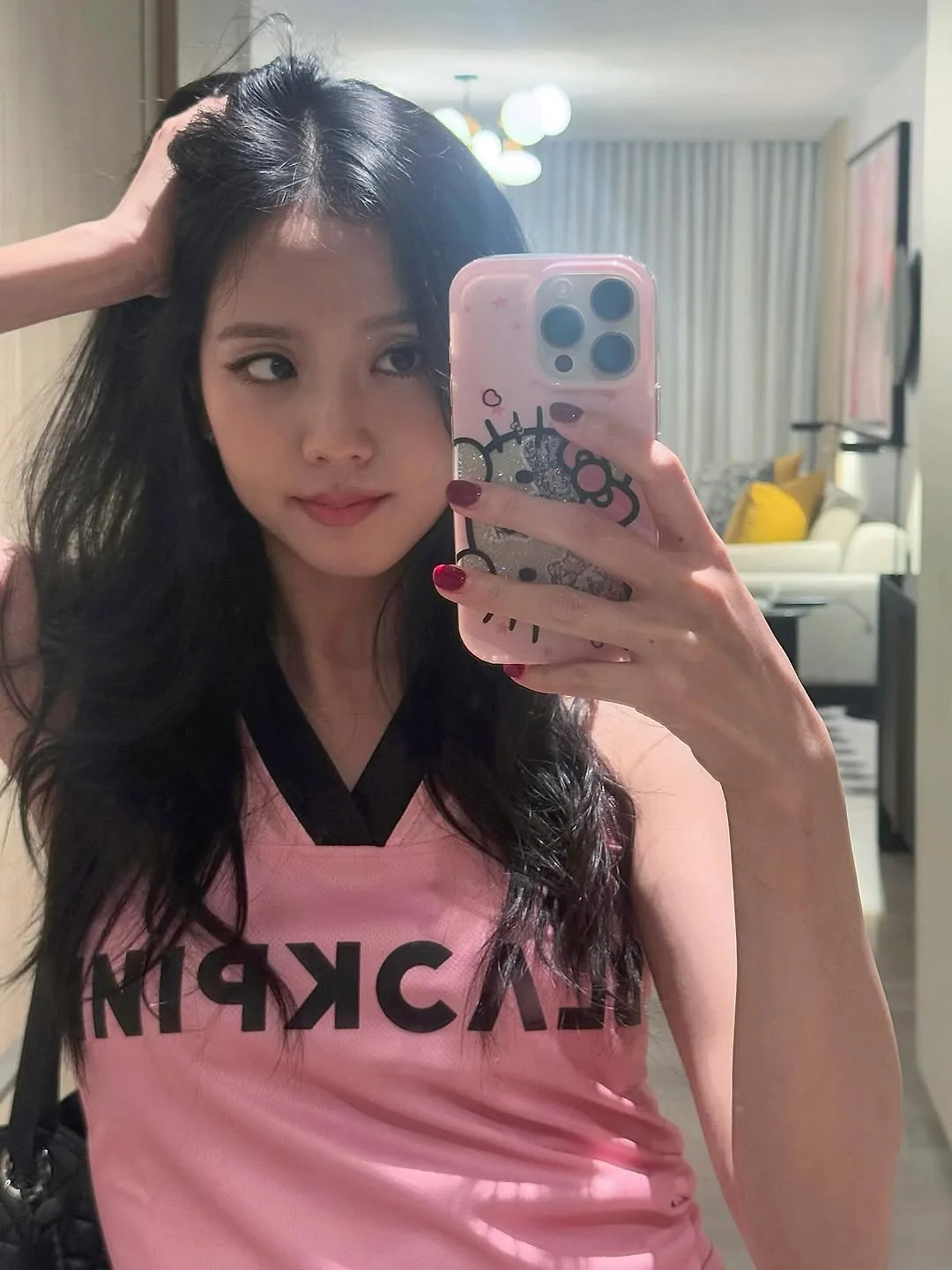 Jisoo phối merch DEADLINE