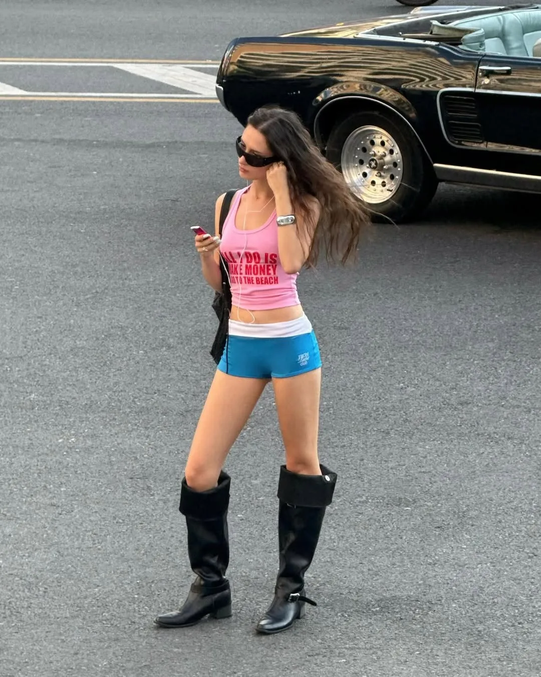 Sự lên ngôi của phong cách thể thao đầy phóng khoáng với combo quần mini-shorts thun gân màu xanh và áo tank top ôm sát.