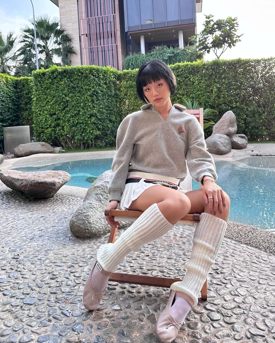 cô em trendy bắt trend balletcore với thương hiệu thời trang Miu Miu
