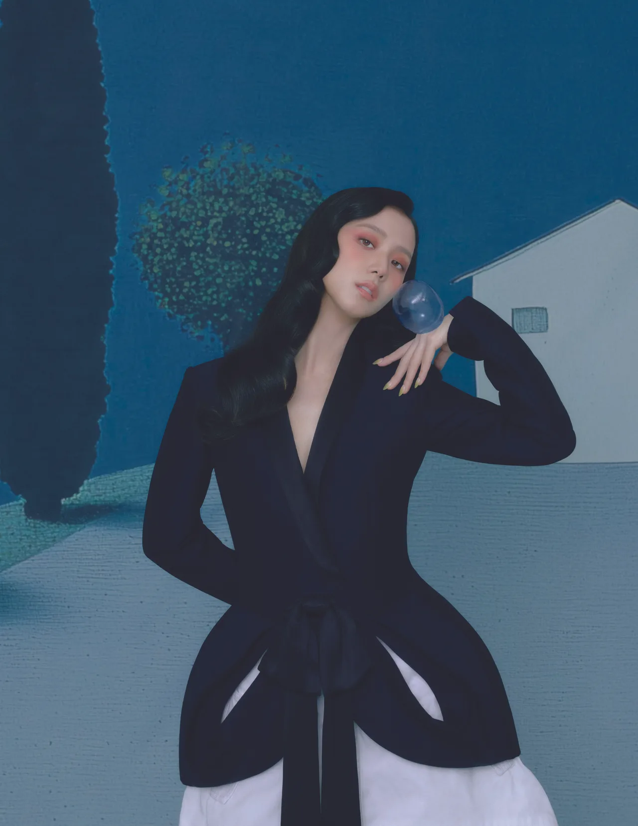 Áo tuxedo may đo với phần cổ bằng satin và chân váy ngắn vải gabardine cotton, tất cả của DIOR.