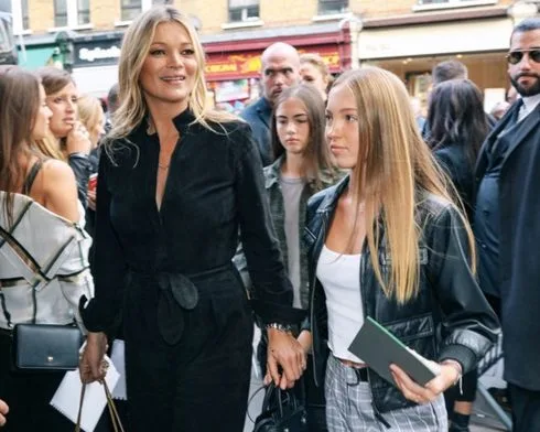 Street Style nổi bật của tín đồ thời trang tại London Fashion Week Xuân Hè 2018 Street Style nổi bật của tín đồ thời trang tại London Fashion Week Xuân Hè 2018