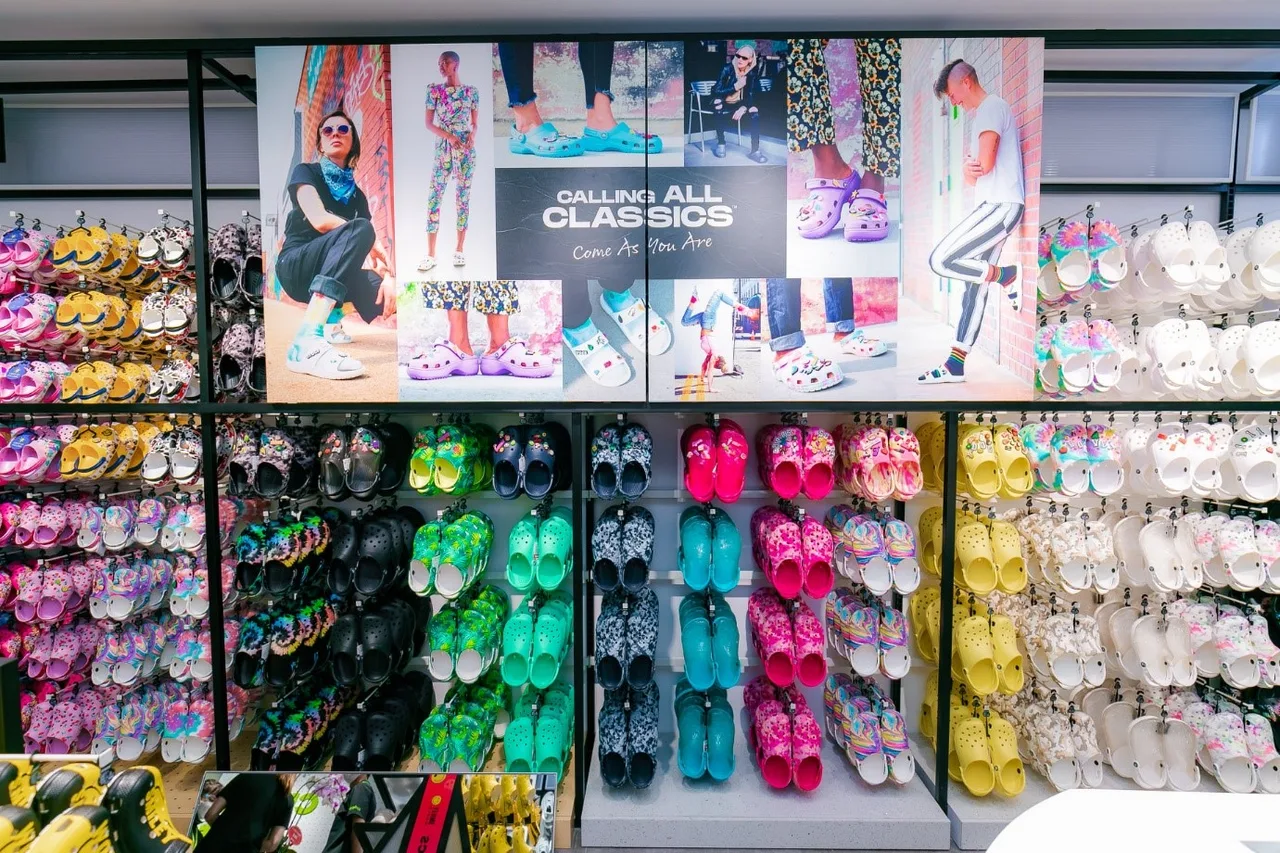 quầy trưng bày crocs