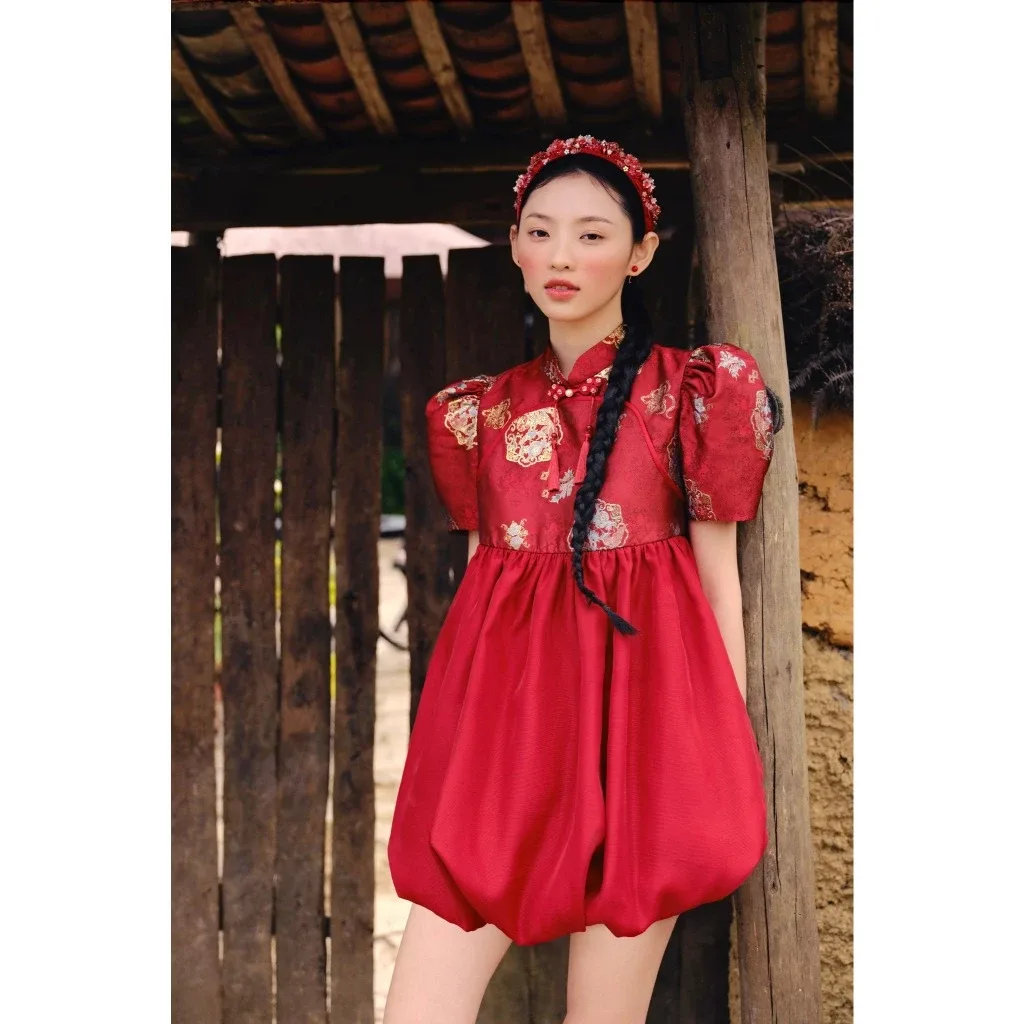 Đầm Nương Hoa với họa tiết hoa gấm vừa truyền thống nhưng với phom dáng ngắn phồng tạo sự trẻ trung và thuận tiện di chuyển.