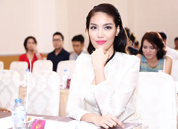 Các cuộc thi vinh dự được người đẹp Lan Khuê làm giám khảo ELLE VN
