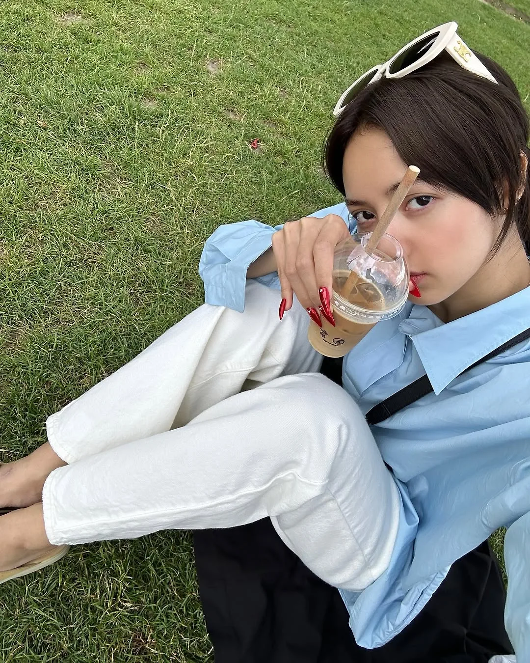 Lisa và mắt kính gọng dày