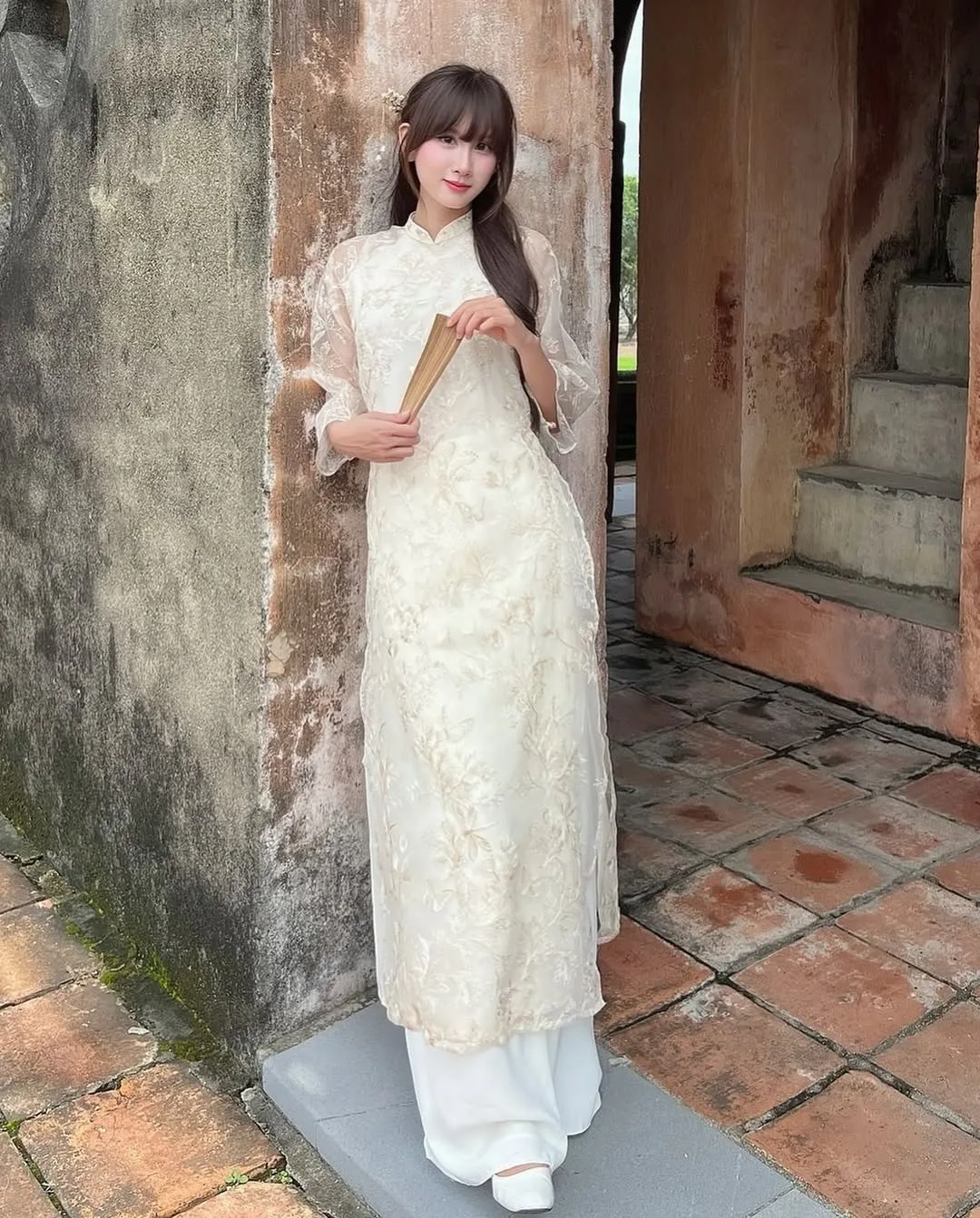 Những đóa hoa thêu nổi trên nền vải gấm sẽ tạo nên thần thái thượng lưu cho người mặc.
