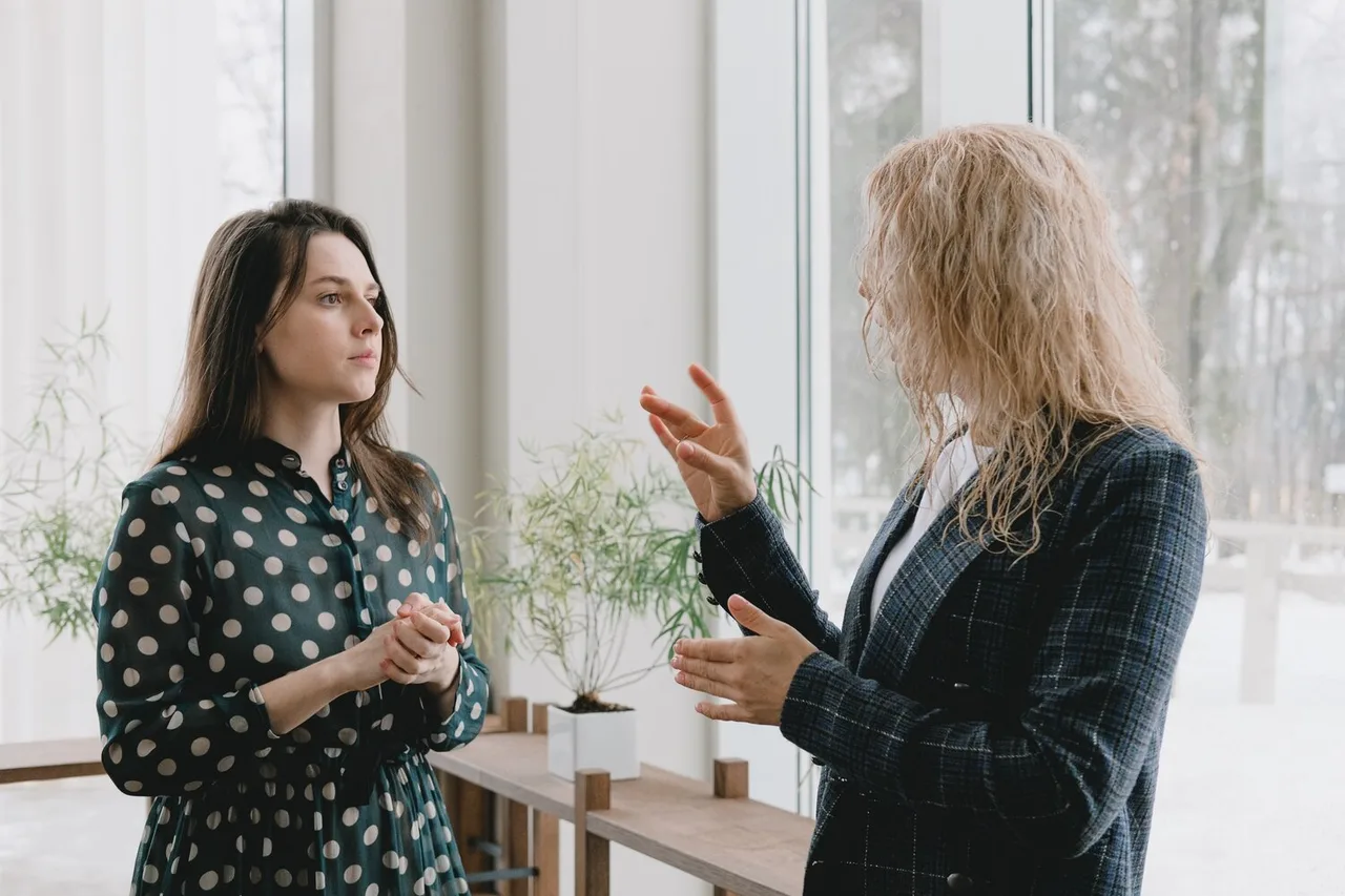 mentor tóc vàng nói chuyện với cô gái