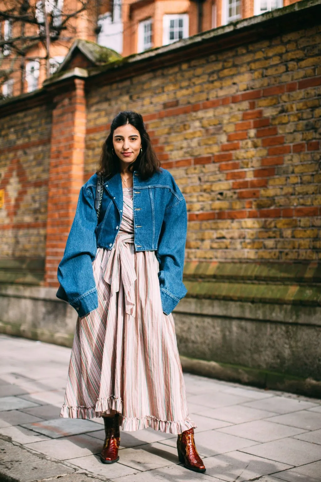 thời trang vintage đầm sọc và áo khoác denim