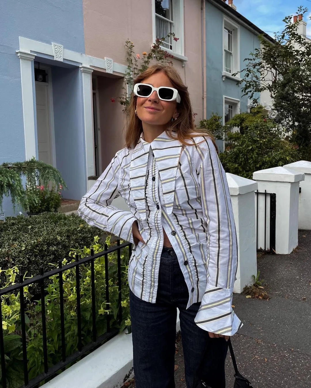 rebeccaferrazwyatt diện áo peplum sơ mi