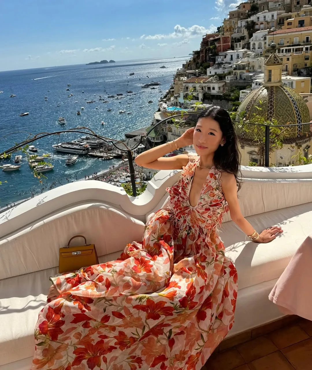 becca bloom diện đầm hoa