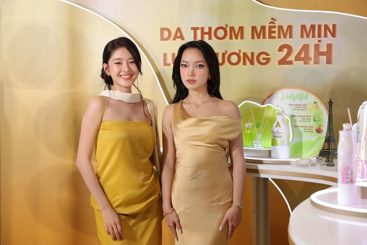 Châu Bùi chụp ảnh cùng Người mẫu Trâm Ngô tại talkshow làm đẹp