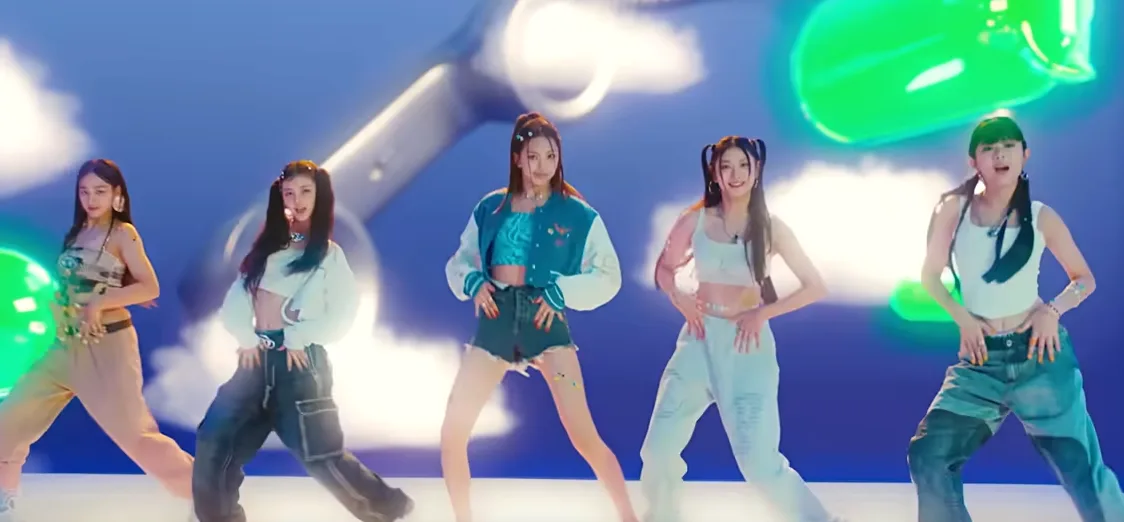 thời trang mv hype boy của newjeans