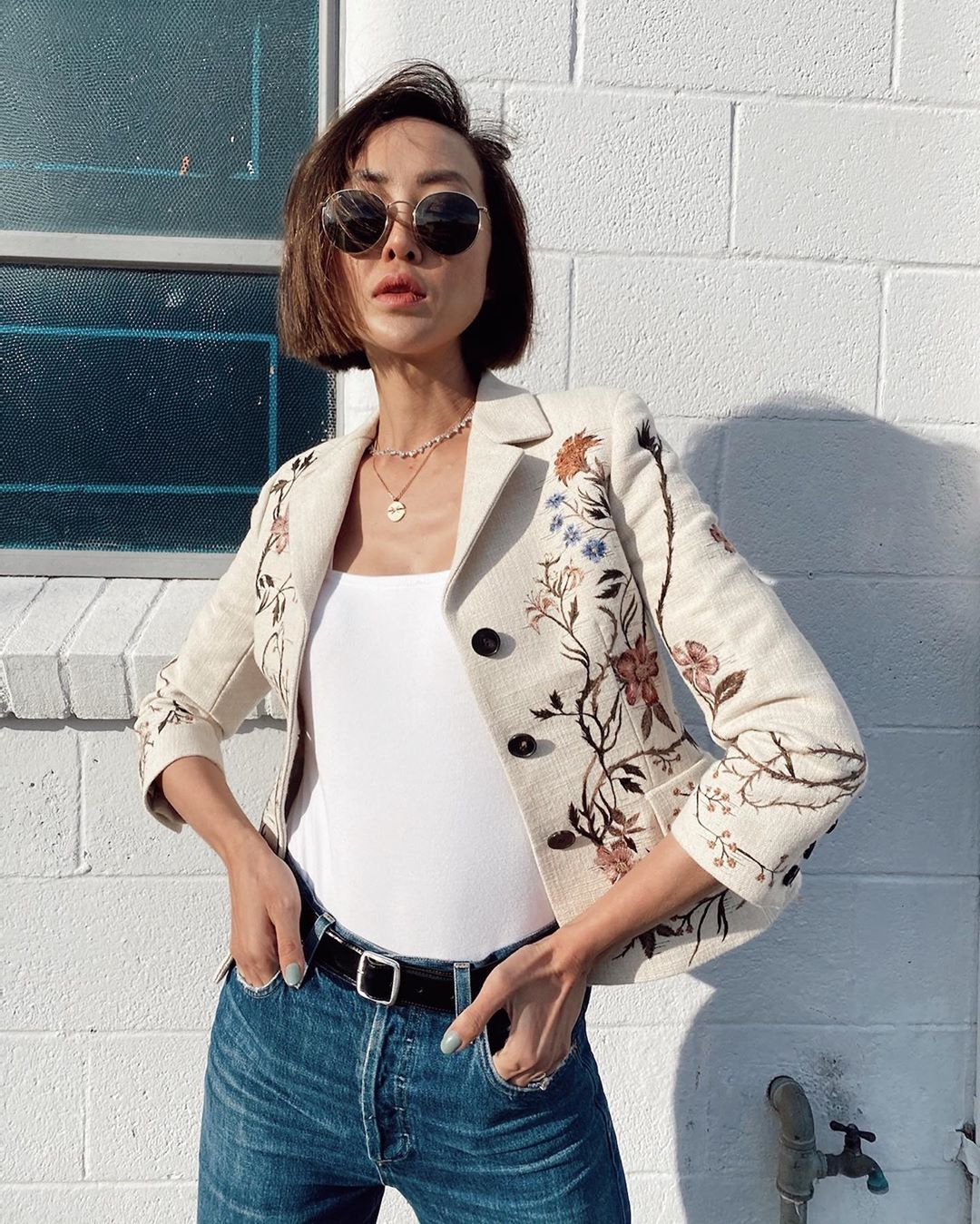 Gợi ý street style cho cung Bạch Dương với áo blazer thêu hoa