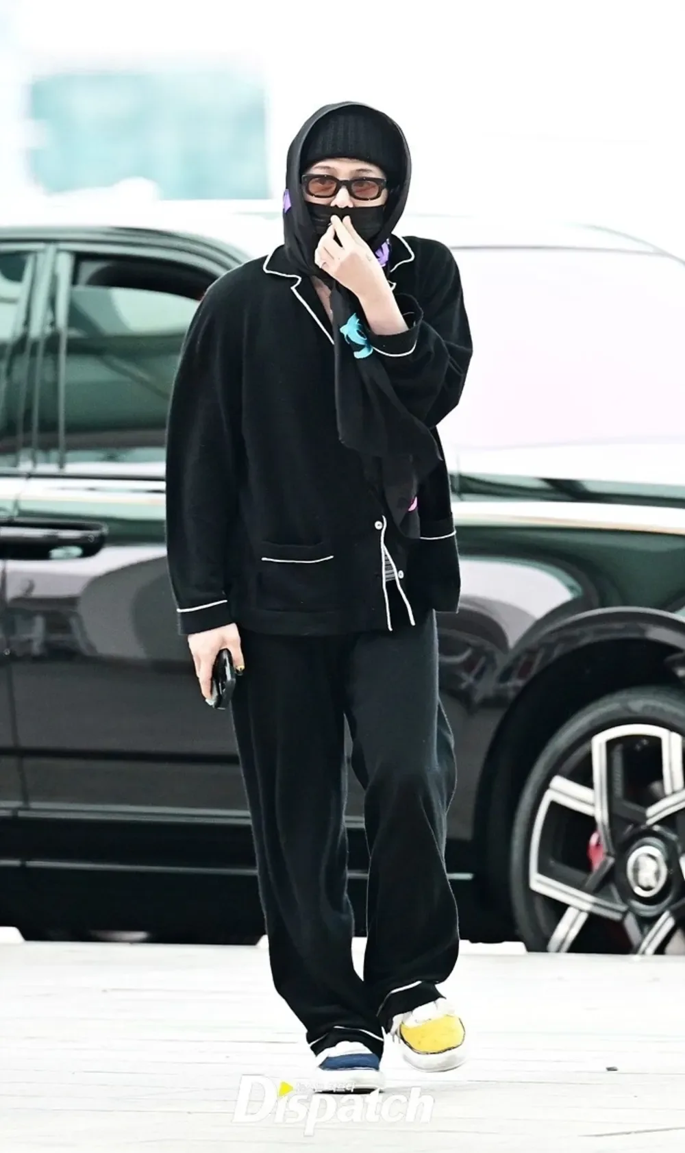 G-Dragon diện bộ pyjama bằng lụa hoặc satin cao cấp