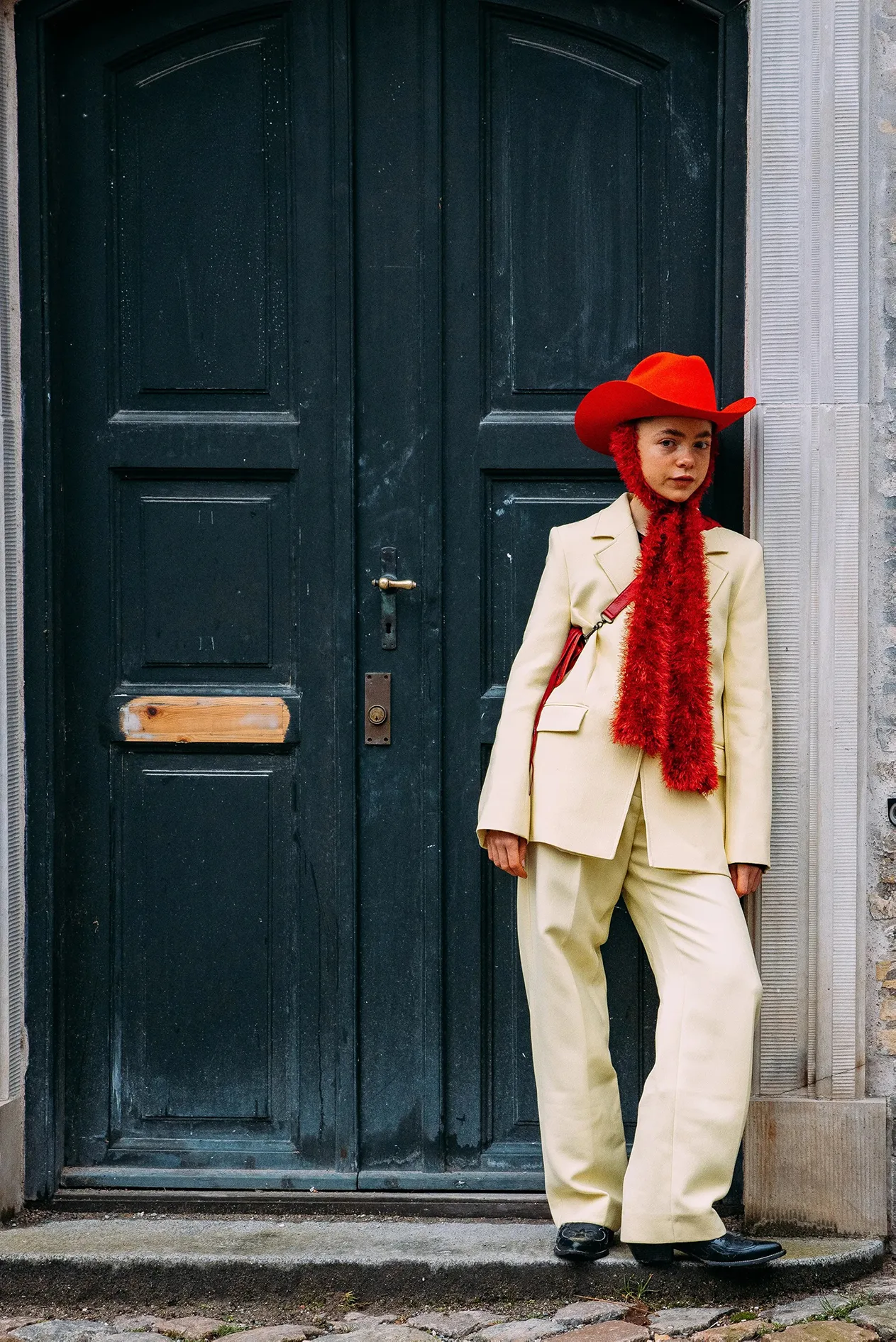 phối màu vàng và đỏ như fashionista