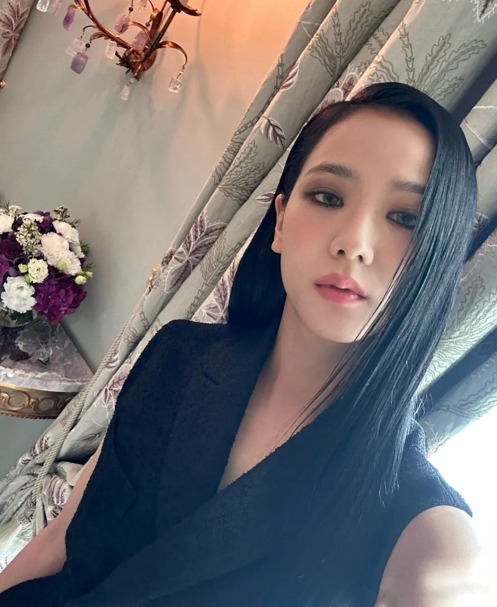 Jisoo cá tính với mái tóc ướt. Jisoo cá tính với mái tóc ướt.