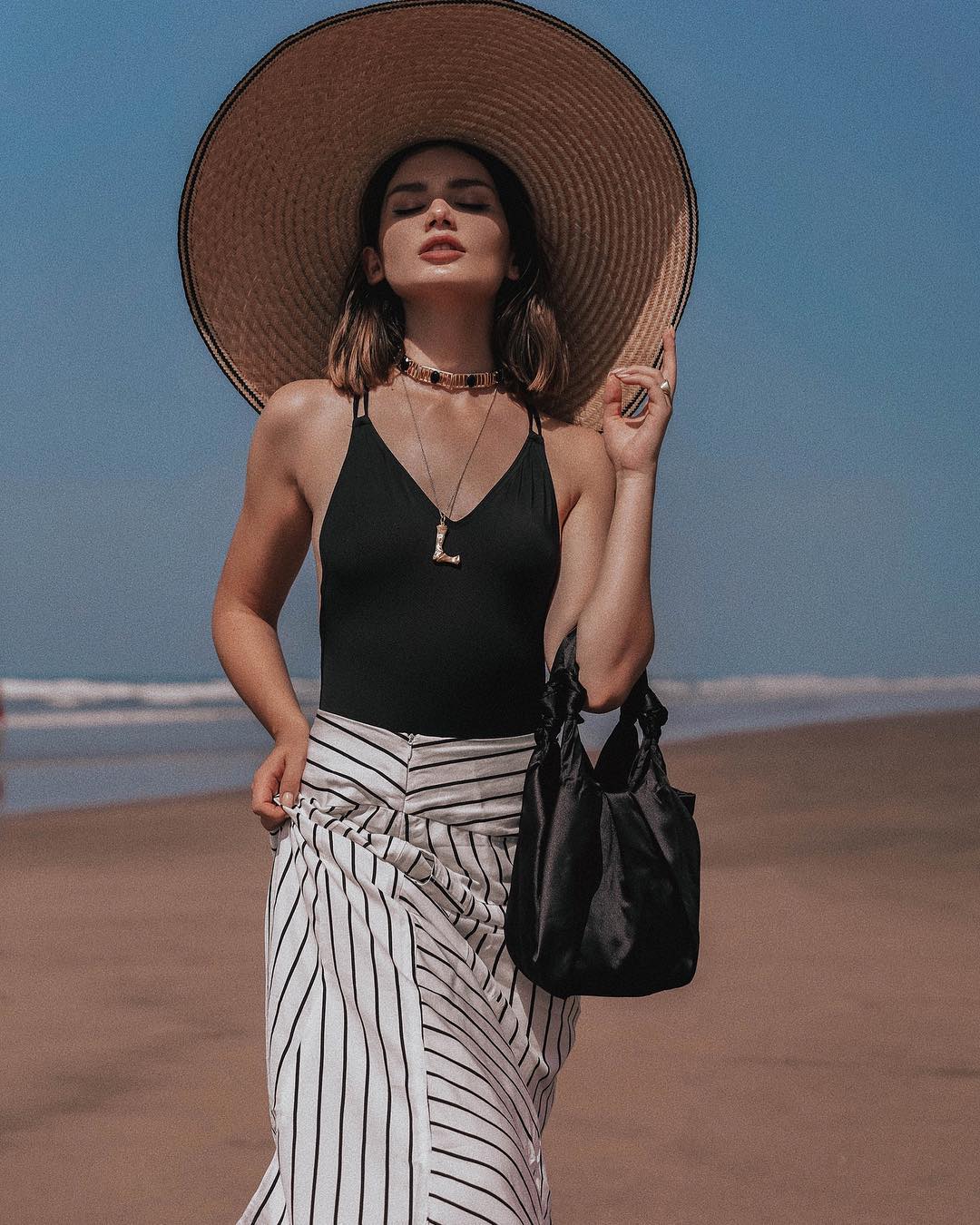 Mũ cói rộng vành cỡ lớn kết hợp cùng bikini mùa Hè