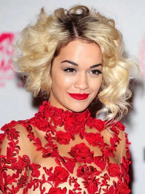 Nhắc đến Rita Ora là người ta nghĩ ngay đến ... son môi đỏ, lúc funky nổi loạn với trang phục hầm hố, lúc nổi bật quyến rũ trong đầm dạ hội.