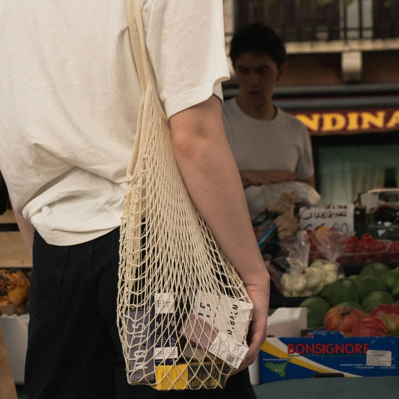 cô gái có thói quen cân nhắc khi mua sắm có tài chính ổn định