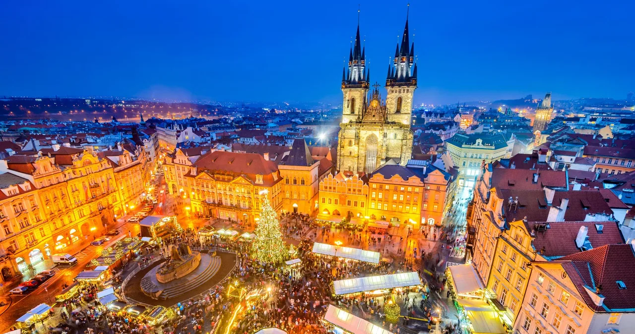 Khu chợ Giáng sinh Quảng trường Old Town ở Prague là trung tâm lễ hội lớn nhất và nổi tiếng nhất, biến quảng trường lịch sử thành một khung cảnh cổ tích