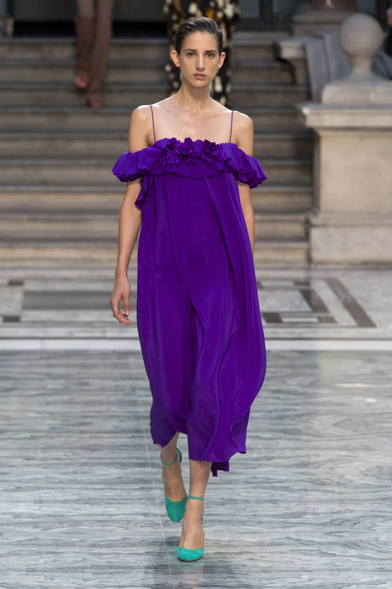 đầm tím phom rộng victoria beckham xuân hè 2020