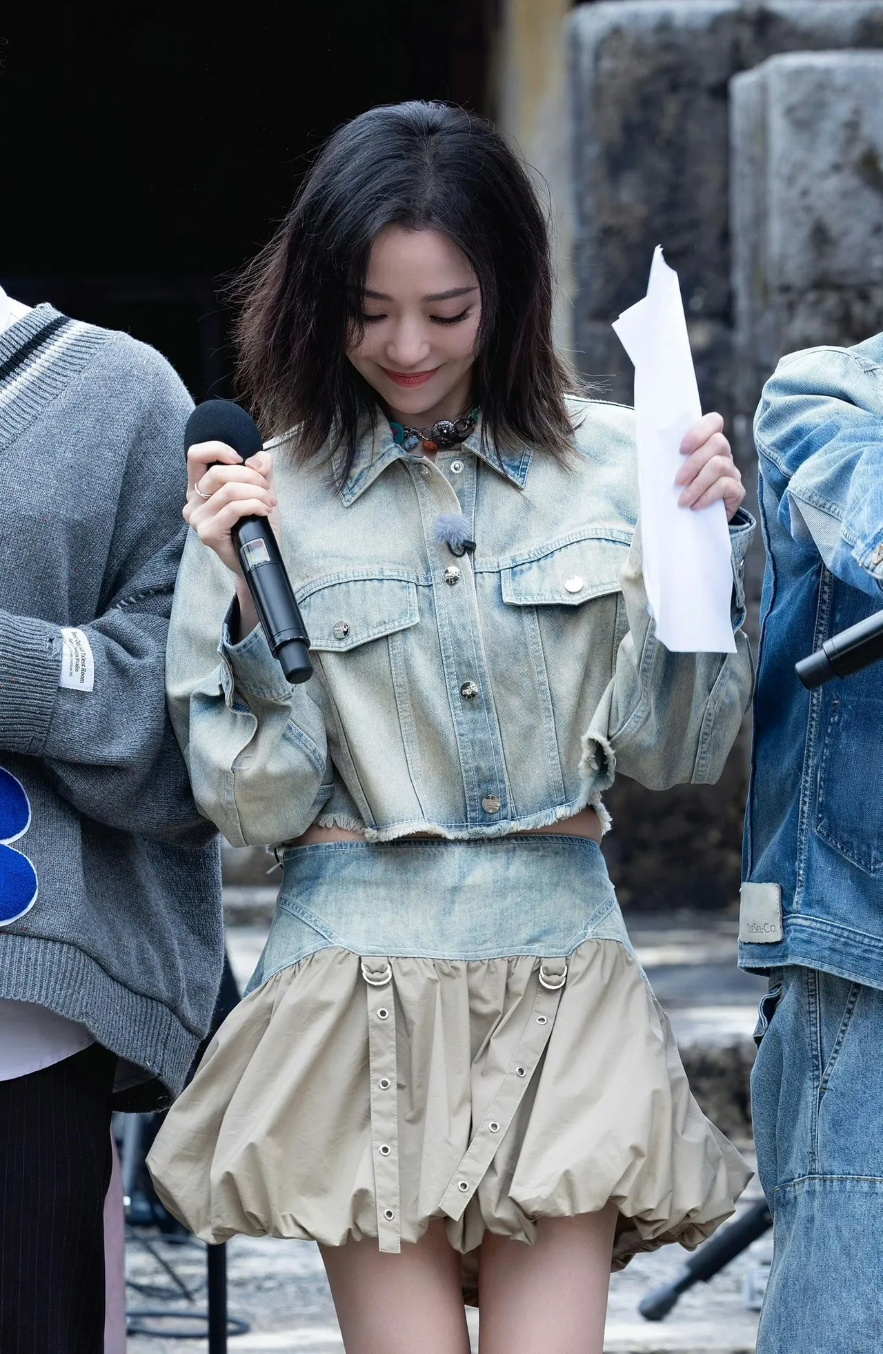 trương lương dĩnh diện váy denim tại sing asia