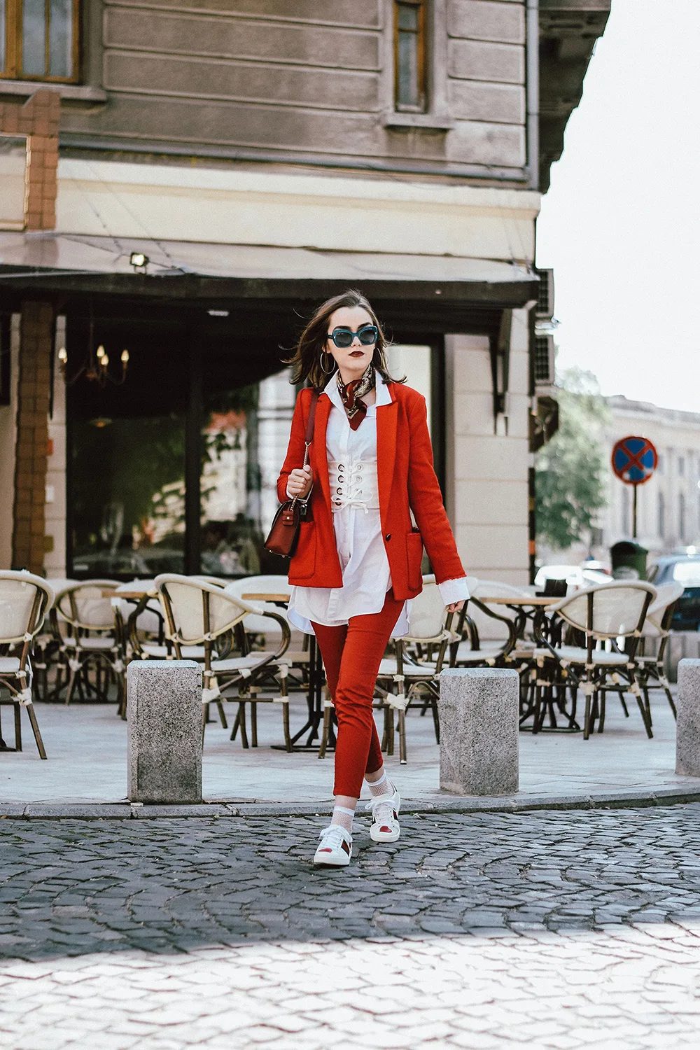 áo sơ mi trắng corset blazer đỏ