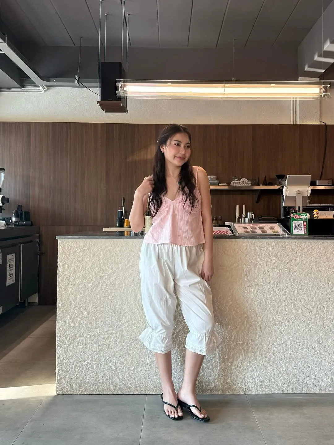 Vải linen mang lại cảm giác mát mẻ và nhẹ nhàng, giúp bạn thoiar mái tận hưởng chuyến đi chơi mùa Hè.