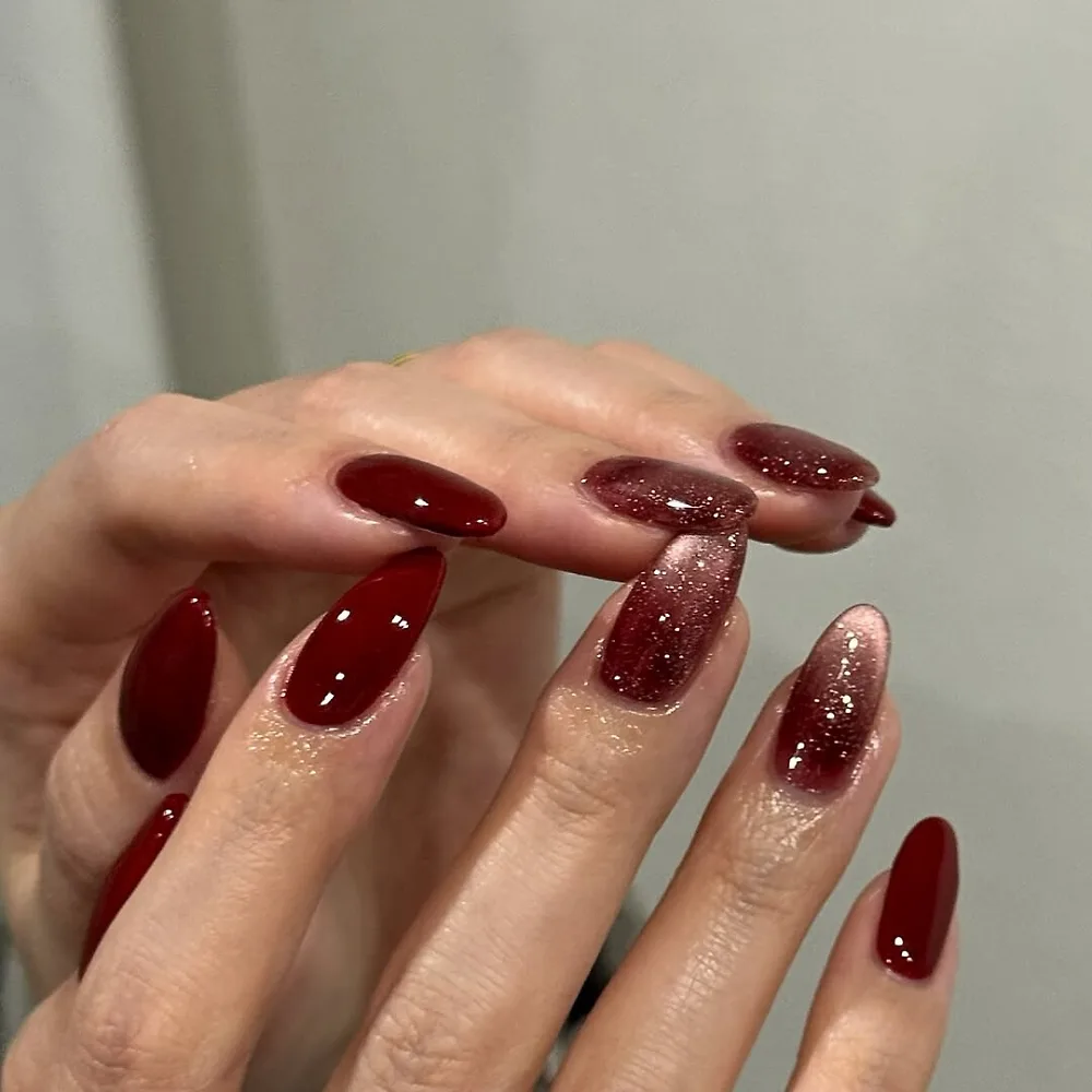 bàn tay sơn móng đỏ đậm