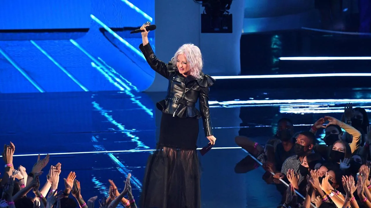 Cyndi Lauper trong MTV VMAs