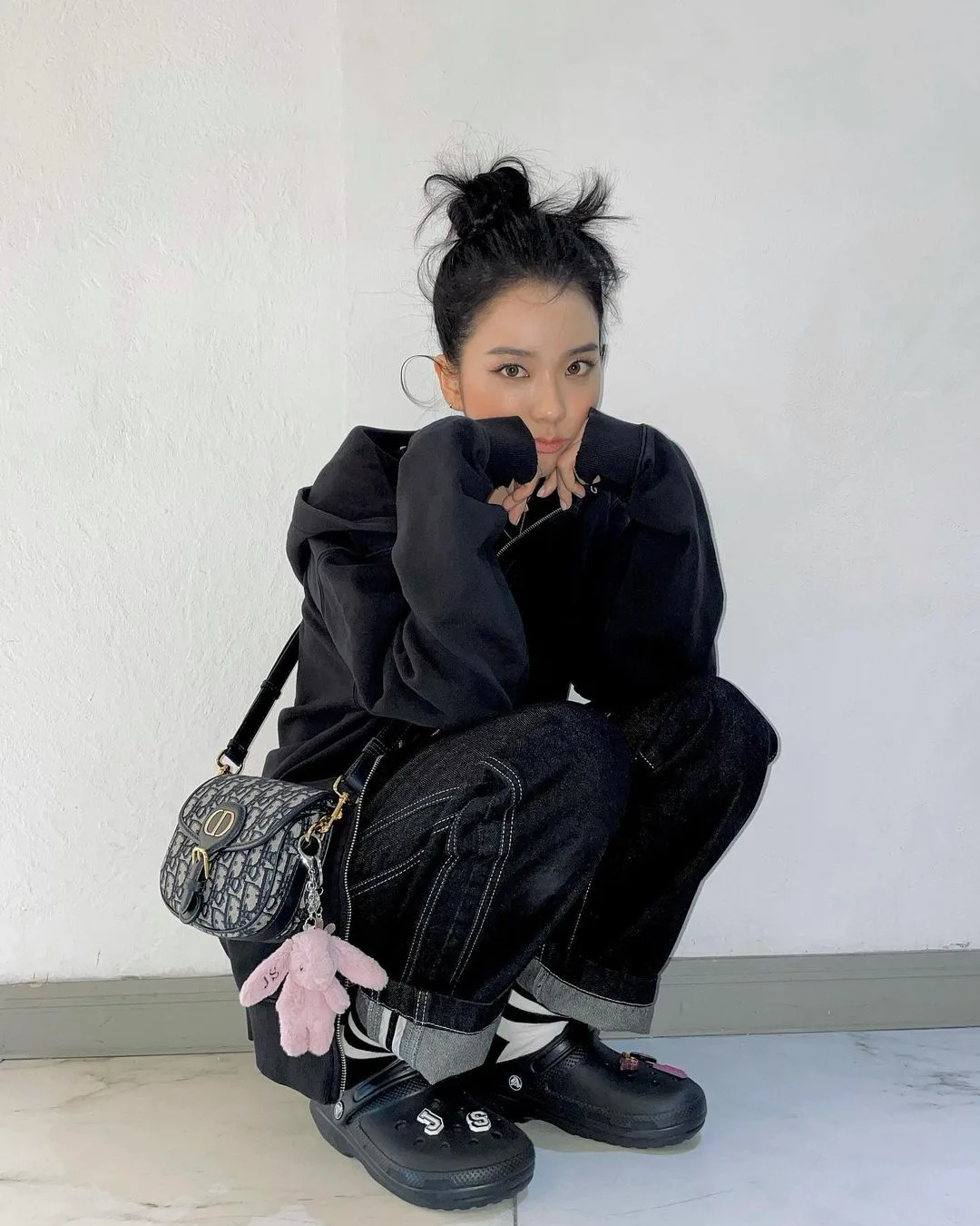 Jisoo đi dép với tất: crocs