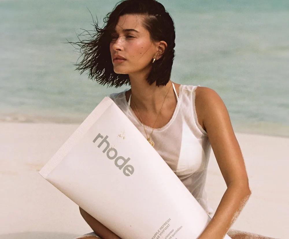 Hailey Bieber và sản phẩm Pineapple Refresh Daily Cleanser của Rhode